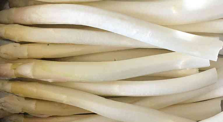 Witte asperges met kruidenvinaigrette